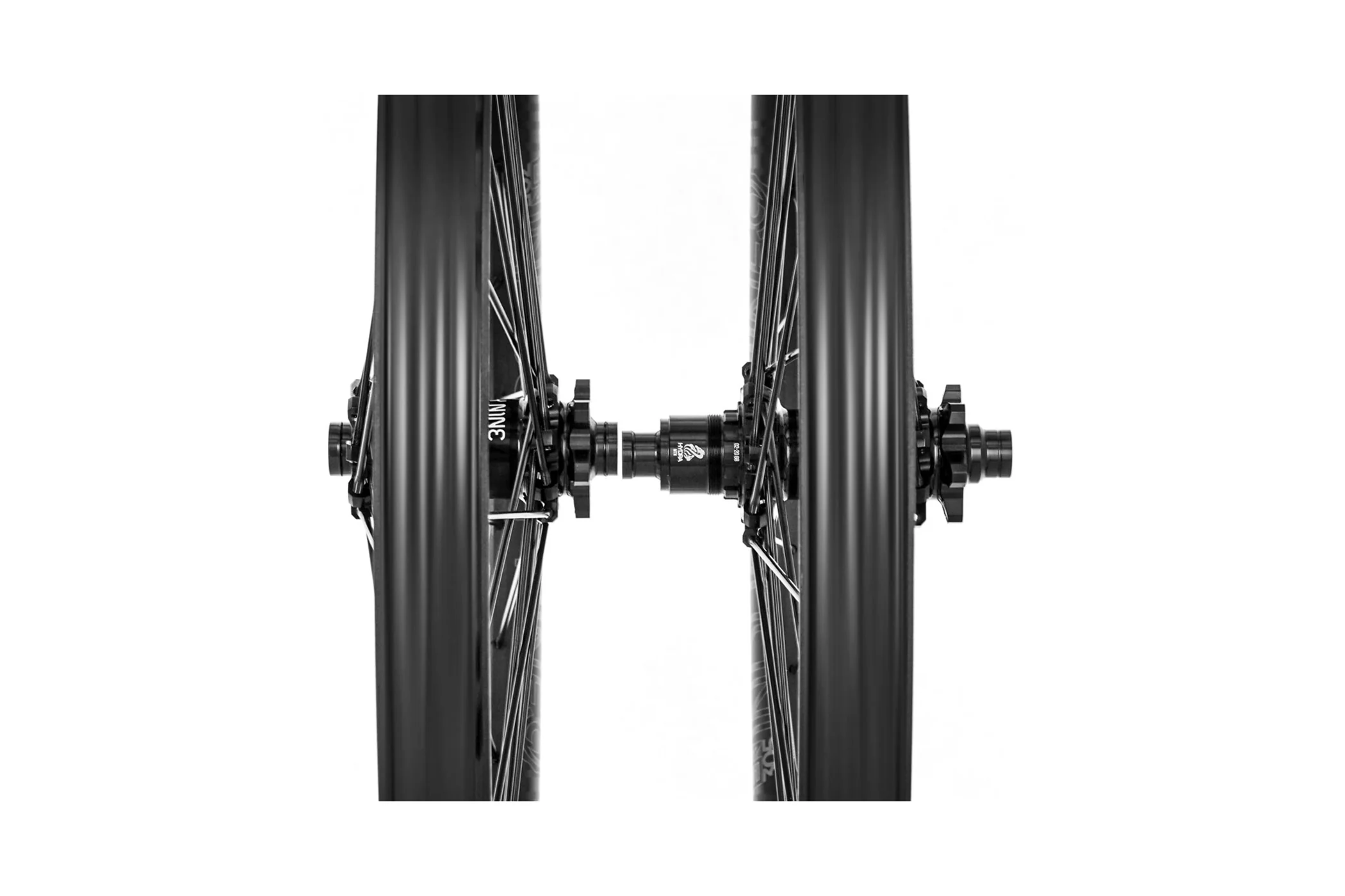 Industry Nine Enduro 305 V3 w/ Hydra Hubs Alloy Tubeless 29" Wheelset - Image 4