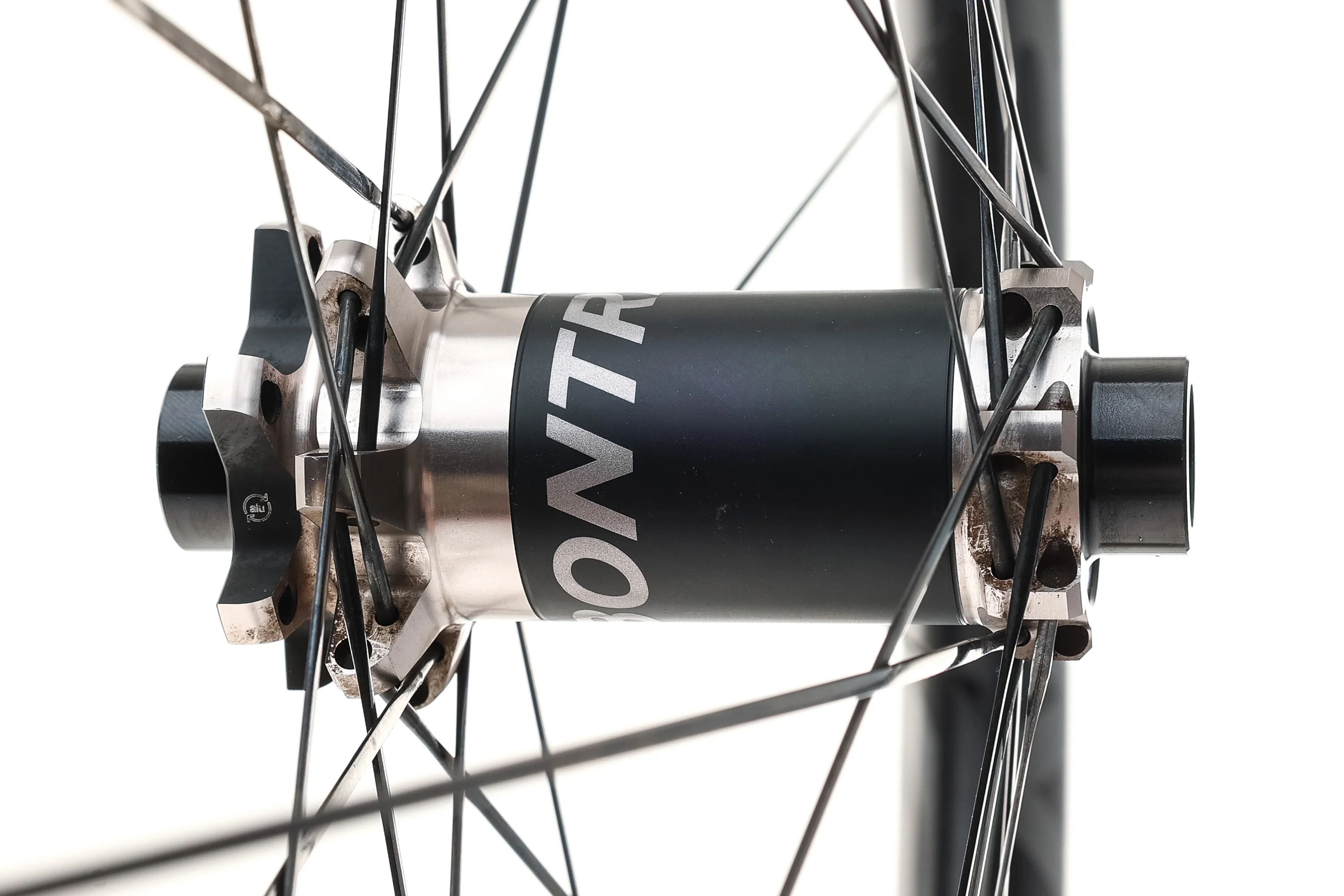 Bontrager Line Pro 30 Carbon Tubeless 29" Wheelset - Image 4