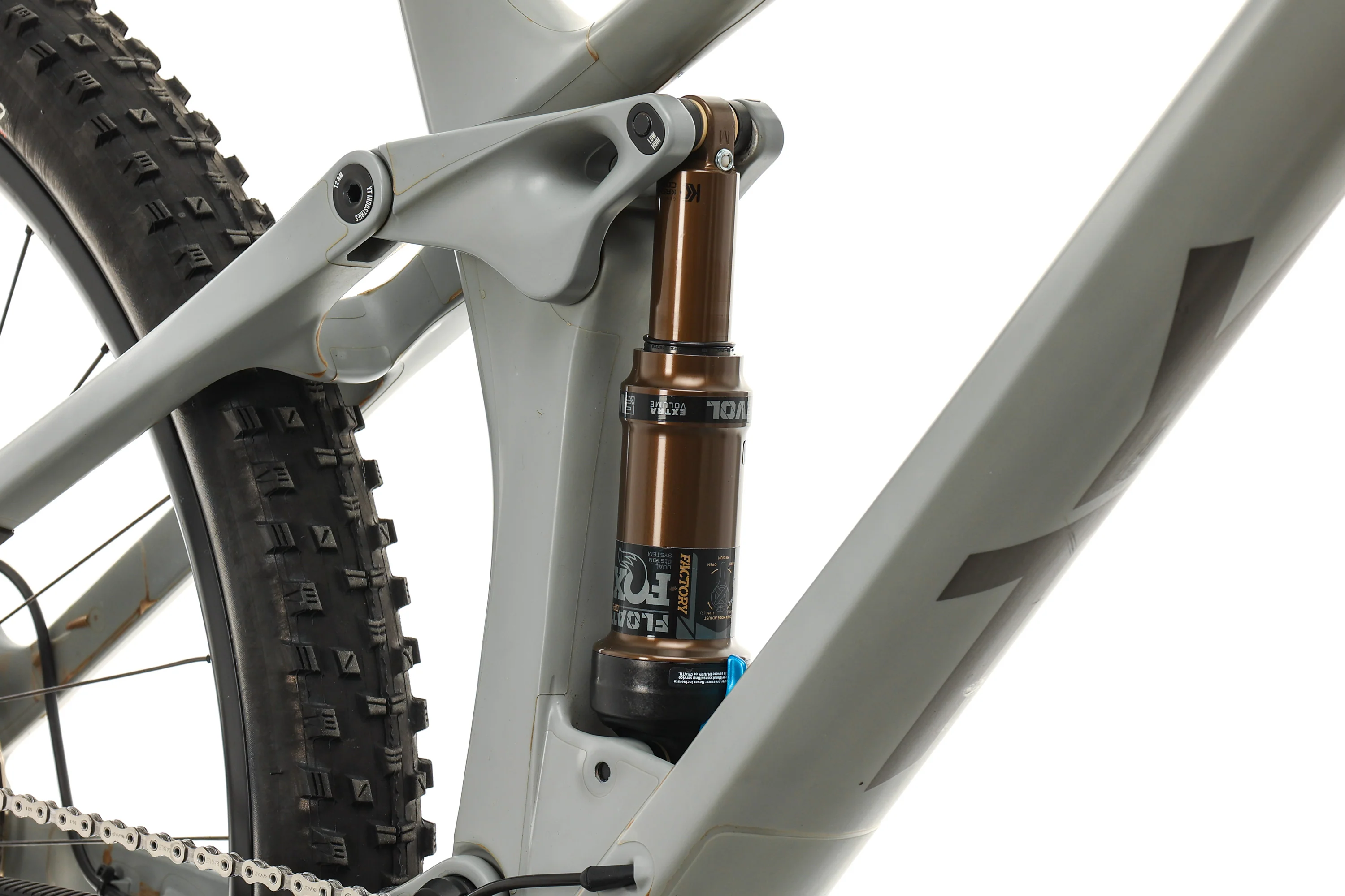 YT Izzo Mountain Bike - 2022, Large - Image 4